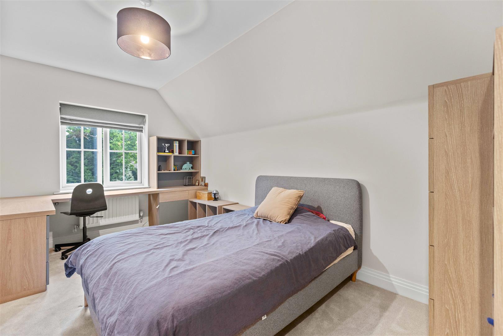 Martin Avenue, Ascot